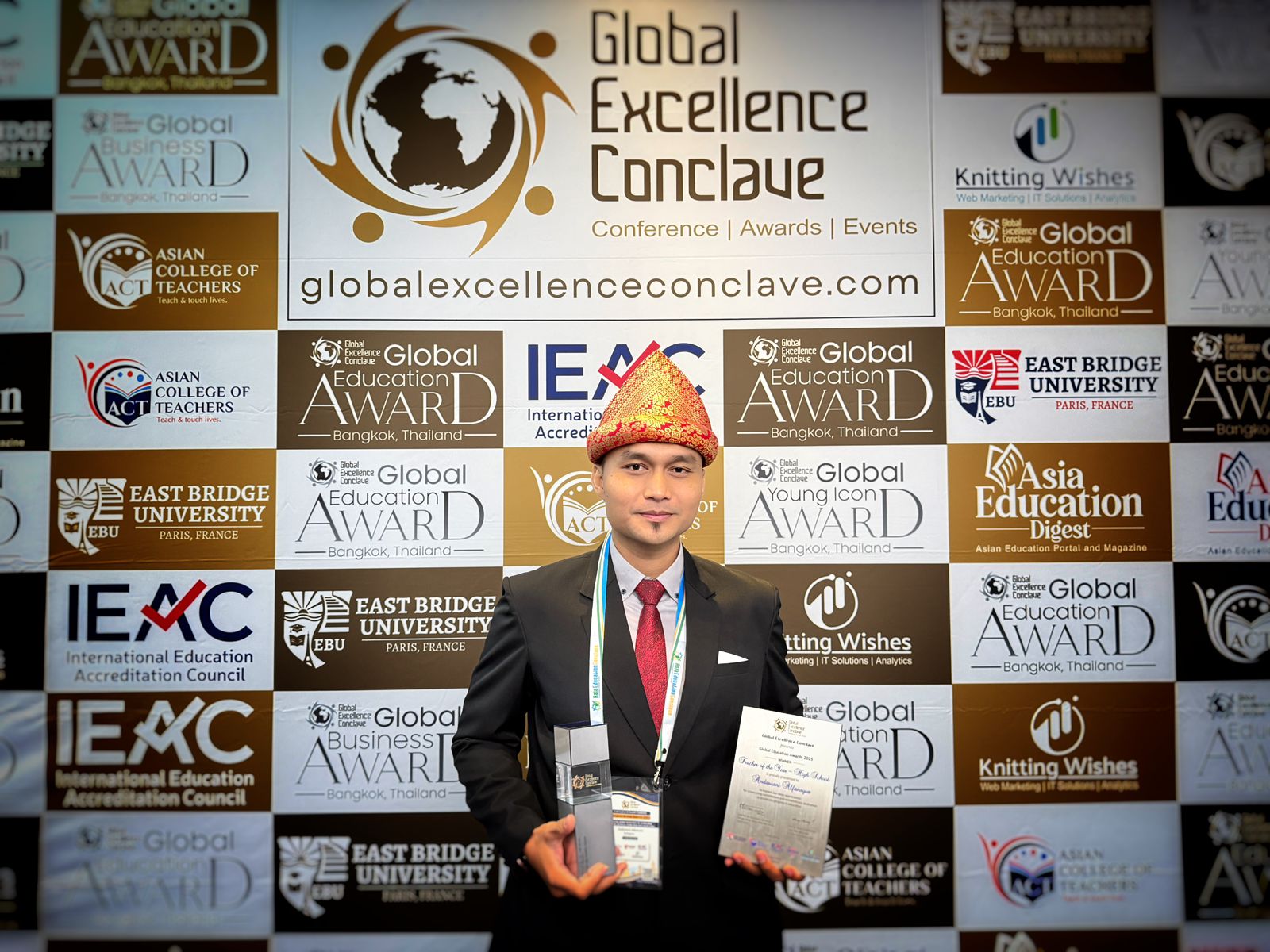 LUAR BIASA! Guru MAN 3 Palembang Raih Penghargaan Internasional di Bangkok