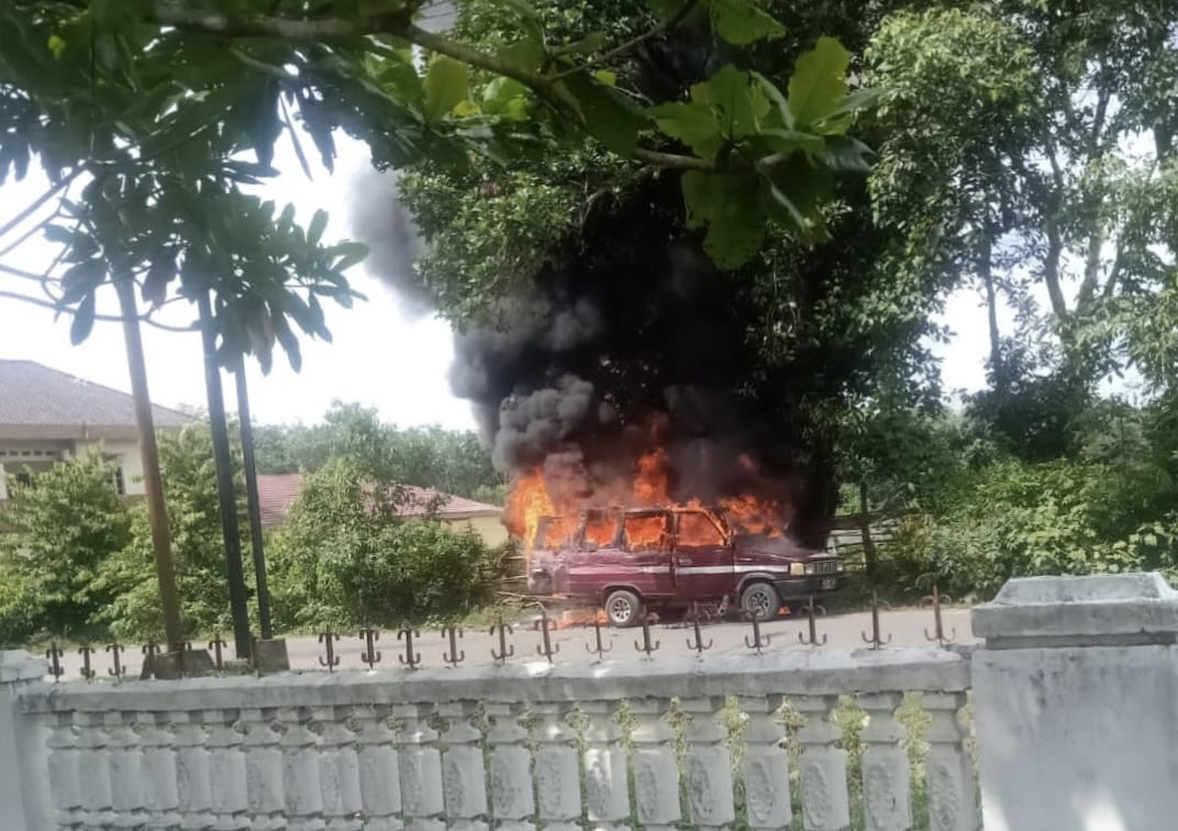 BREAKING NEWS: Mobil Kijang Super Terbakar di Depan Kantor Camat Tanjung Batu Ogan Ilir, Warga Heboh