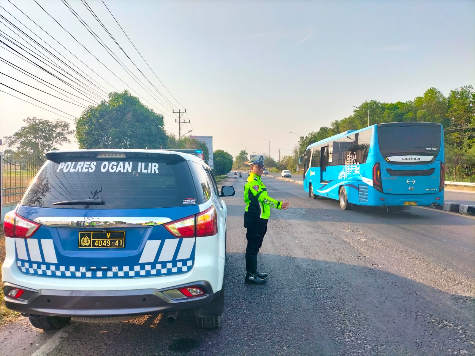 Tertibkan Lalu Lintas, Sat Lantas Polres Ogan Ilir Lakukan Patroli Beat Siang di Sepanjang Jalintim Indralaya