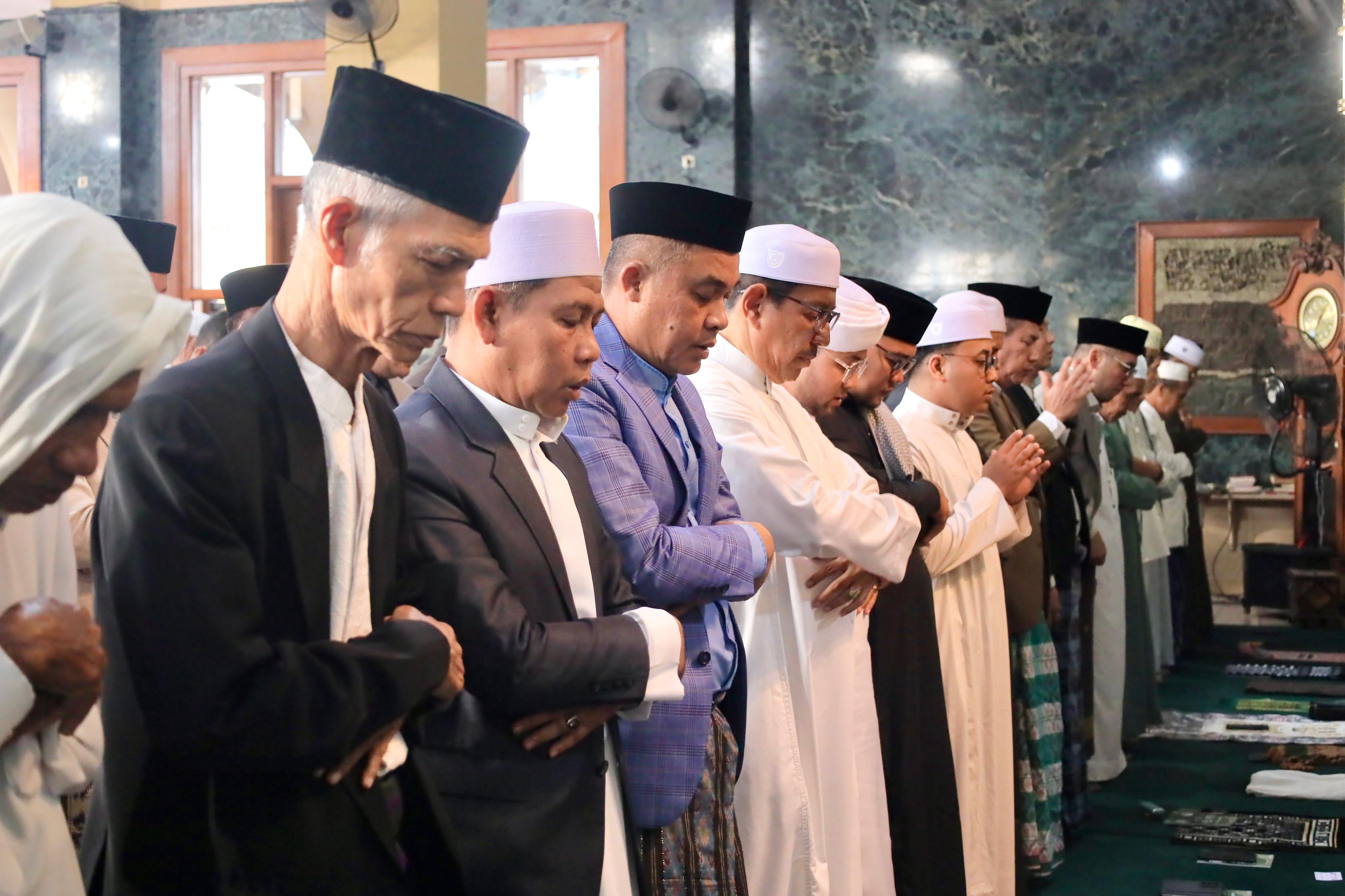 Sekda Palembang Aprizal Hasyim Sholat IdulFitri di Masjid Darusaa’id, Ajak Perkuat Silaturahmi dan Kebersamaan