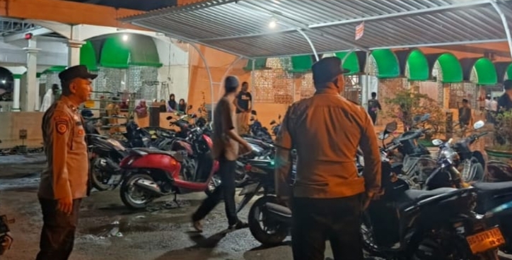 Antisipasi & Cegah Pencurian Sepeda Motor saat Salat Tarawih, Personel Polsek Tanjung Batu Lakukan Pengamanan