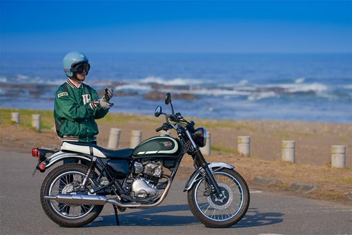 Kawasaki W230 Resmi Meluncur, Motor Retro 233 CC dengan Fitur Modern dan ABS
