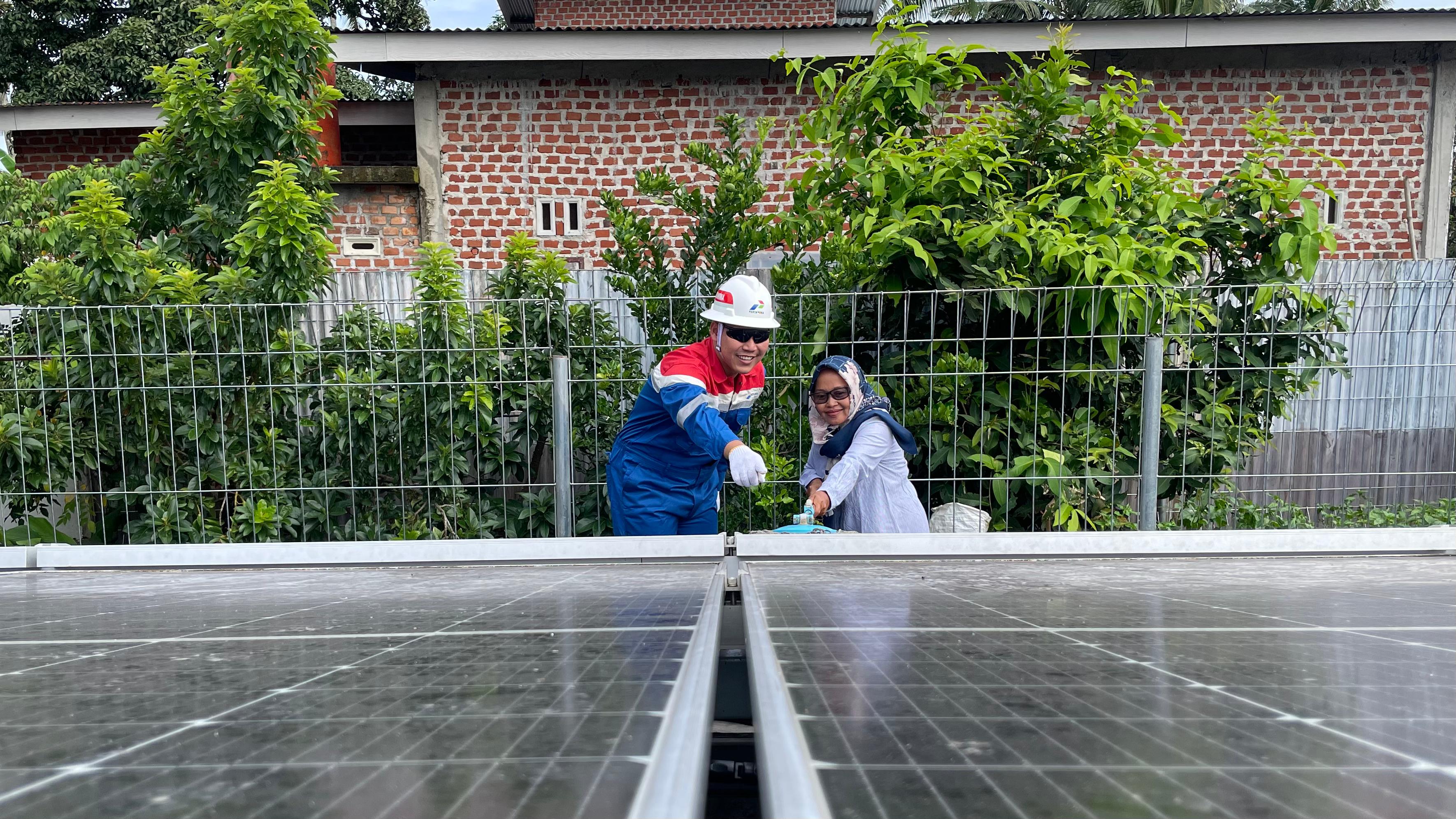 Dari Dapur Kue hingga Meja Belajar, Energi Matahari Hidupkan Harapan Desa Sukakarya