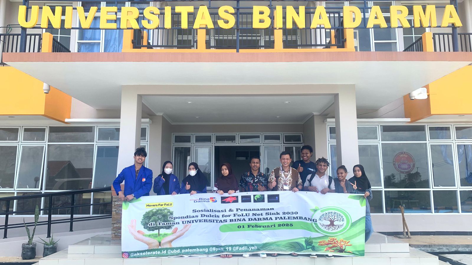 Universitas Bina Darma Tanam Pohon Bersama Program 'Movers For Folu' Untuk Dukung Aksi Iklim