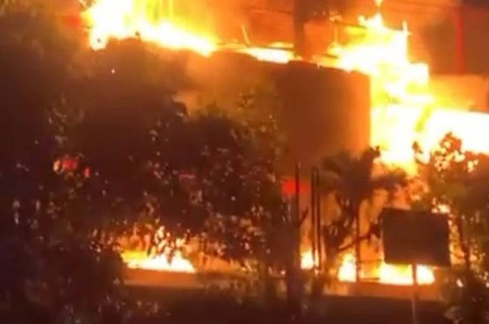 Malang Plaza Terbakar Dini Hari, Api Belum Jinak Hingga Pagi