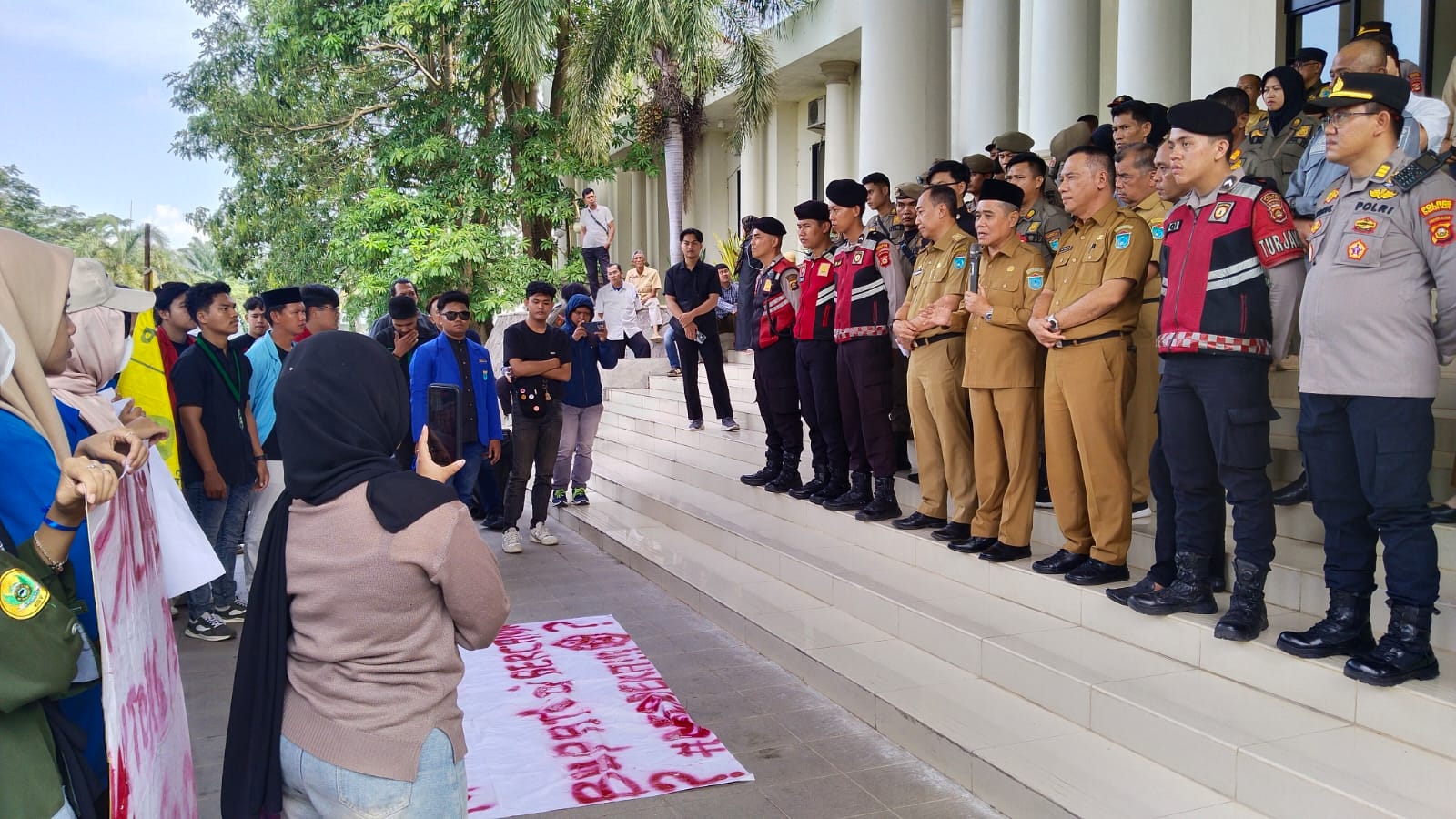 Wabup Ogan Ilir Terima Peserta Aksi Unjuk Rasa Evaluasi Kinerja Panca-Ardani di 100 Hari Kerja Pimpin OI