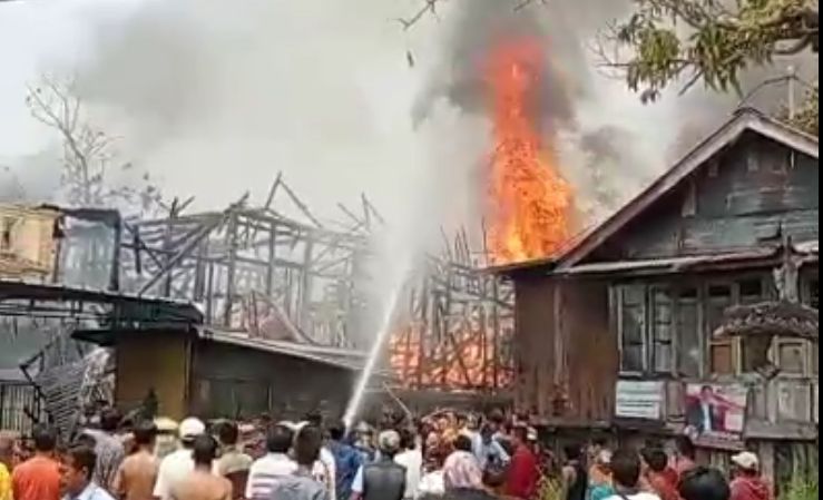 Diduga Akibat Ledakan Kompor, 2 Rumah Panggung di Kelurahan 3-4 Ulu Palembang Hangus Terbakar