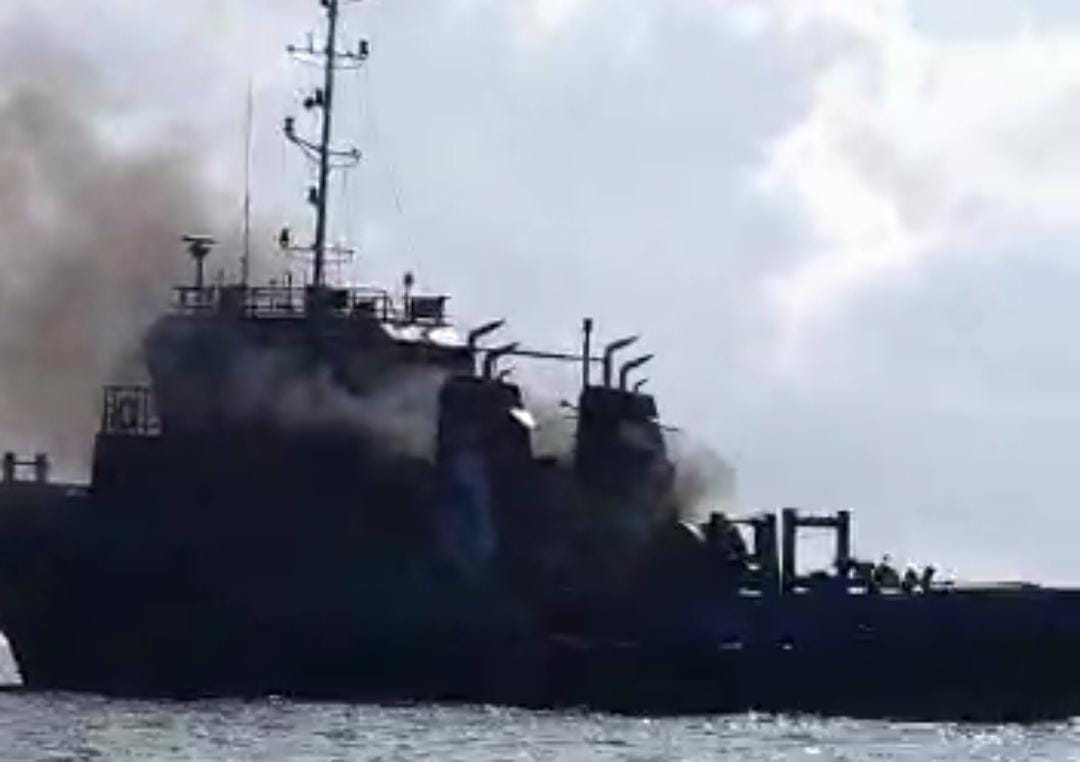 Tug Boat Paiton Tarik Tongkang Batu Bara Tujuan Palembang-Indramayu Terbakar