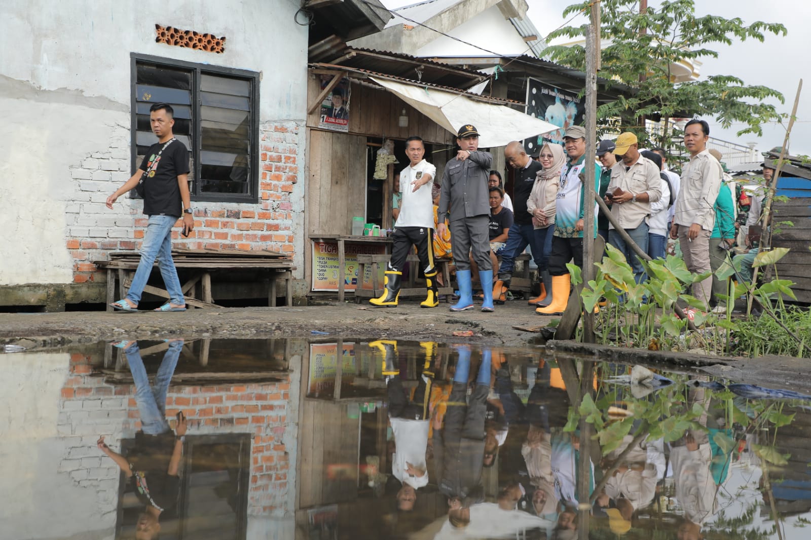 Tinjau Banjir di Keramasan, Ratu Dewa Bersama Ketua DPRD Segera Beri Bantuan 900 Warga Terdampak