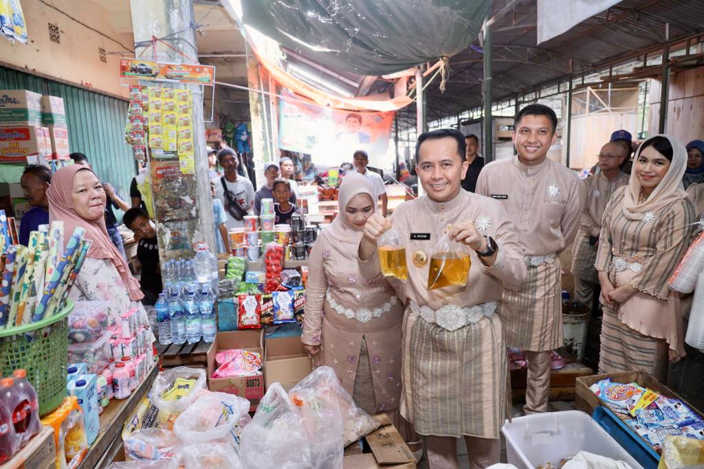 Pj Gubernur Sumsel Agus Fatoni Bagikan Bantuan Sembako ke Pedagang dan Pengemudi Bentor di Pasar Indralaya