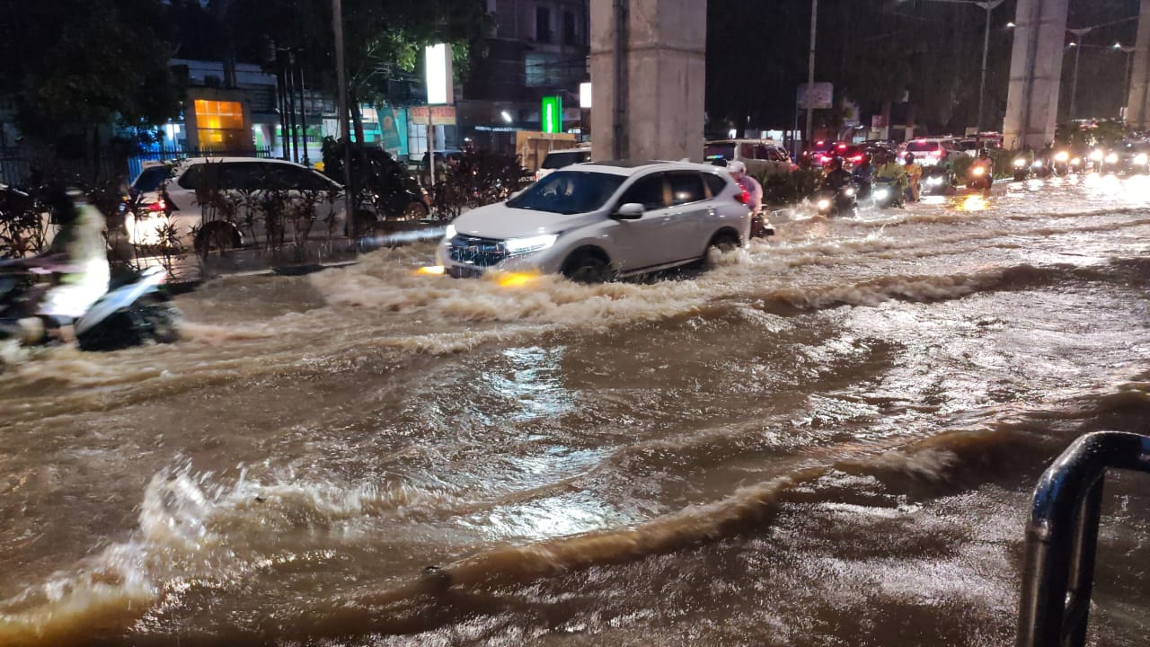 Syarat dan Cara Klaim Asuransi Mobil yang Terkena Banjir