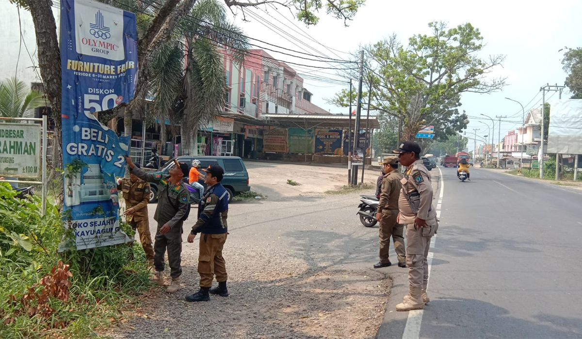 WAW! 90 Spanduk Tanpa Izin di Kayuagung Ditertibkan Sat Pol PP