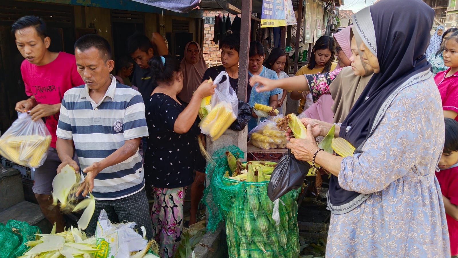 Jelang Perayaan Malam Tahun Baru, Pedagang Jagung di Ogan Ilir Laris Manis Diserbu Ibu-ibu