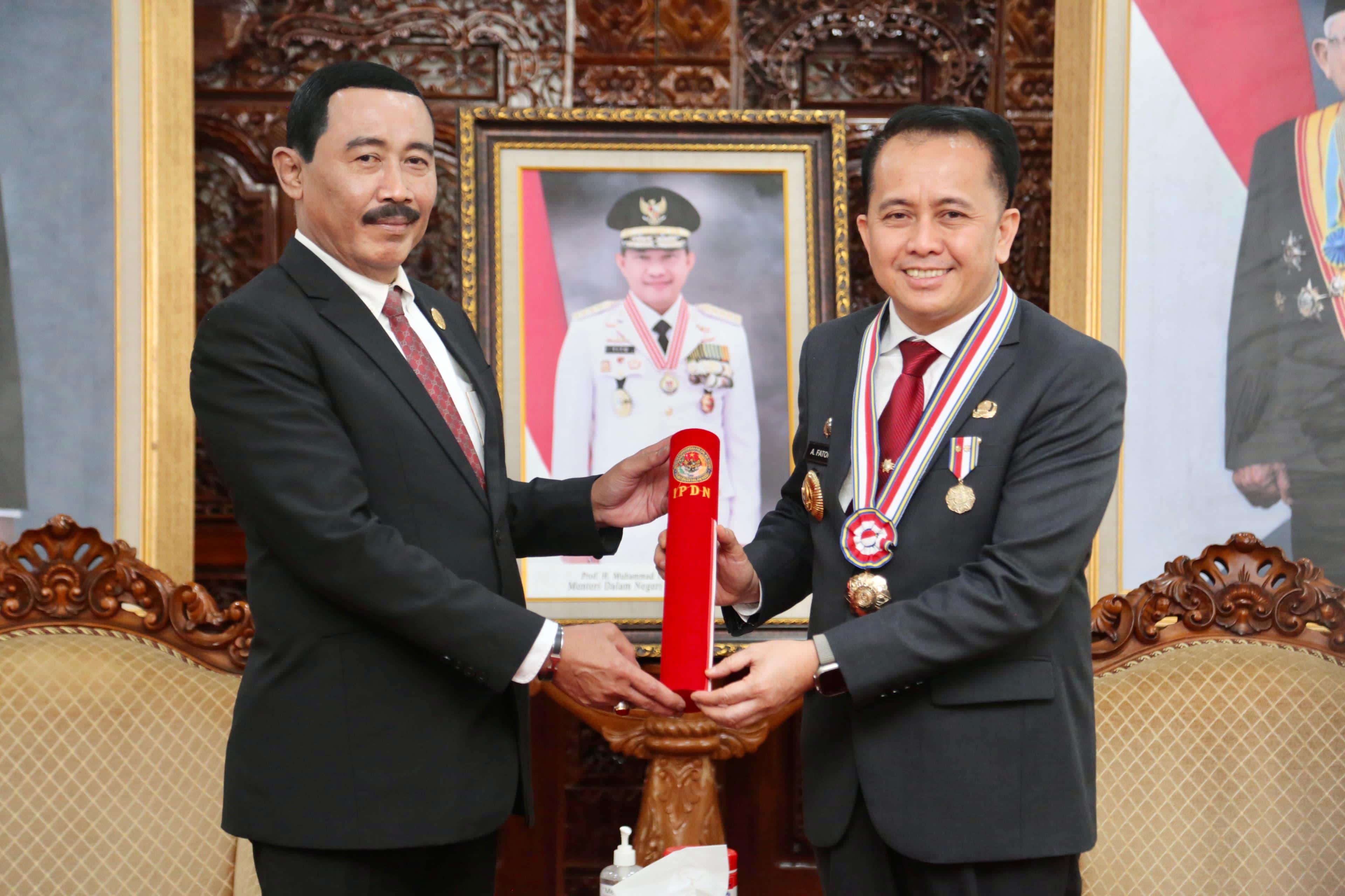 Pj Gubernur Sumsel Agus Fatoni Terima Penghargaan Kartika Pamong Praja: Rektor IPDN: Selamat!