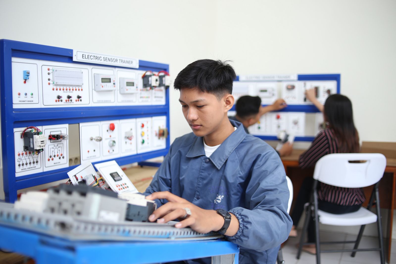 Laboratorium Teknik Elektro Universitas Bina Darma: Pusat Inovasi dan Teknologi Listrik Masa Depan