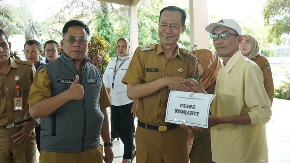 Serahkan Bantuan Sosial UEP, Pj Walikota Prabumulih Berharap Dapat Tingkatkan Ekonomi Masyarakat