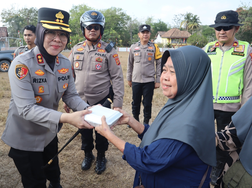 Semangat Berbagi Lewat Program Mobil Senyum, Kapolres Ogan Ilir Salurkan Bantuan di Desa Parit