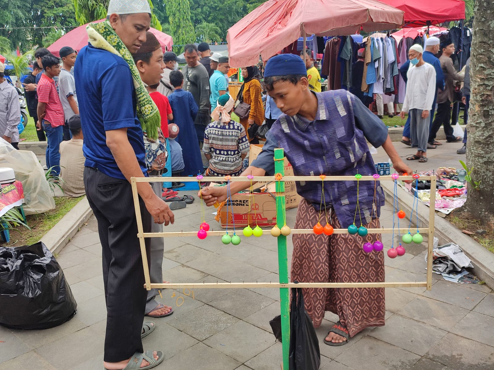 Jualan di Masjid Agung Palembang, Mainan Lato-Lato Laris Manis