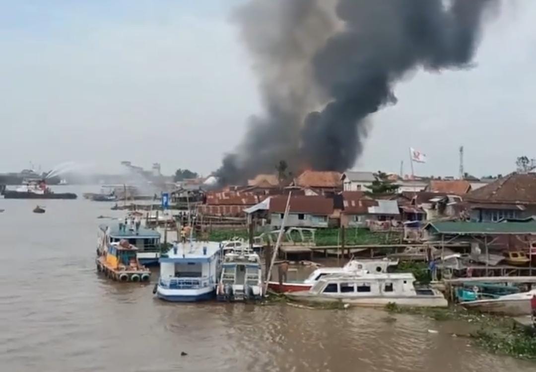 BREAKING NEWS: Permukiman Padat di Pinggir Sungai Musi Palembang Terbakar 