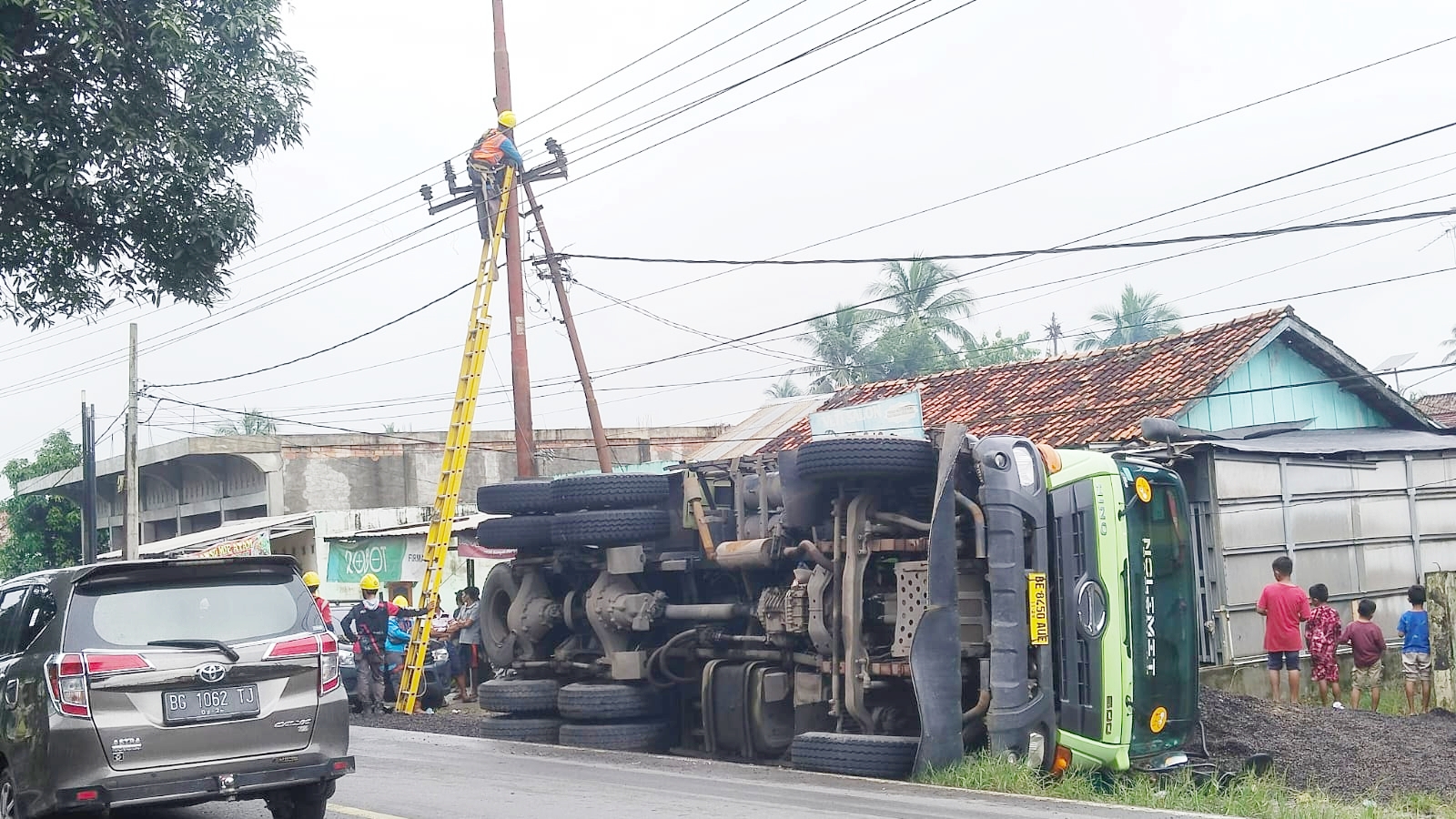 Truk Pengangkut Koral Senggol Tiang Listrik di Desa Tebing Gerinting, Sudah 12 Jam Listrik di Ogan Ilir Padam