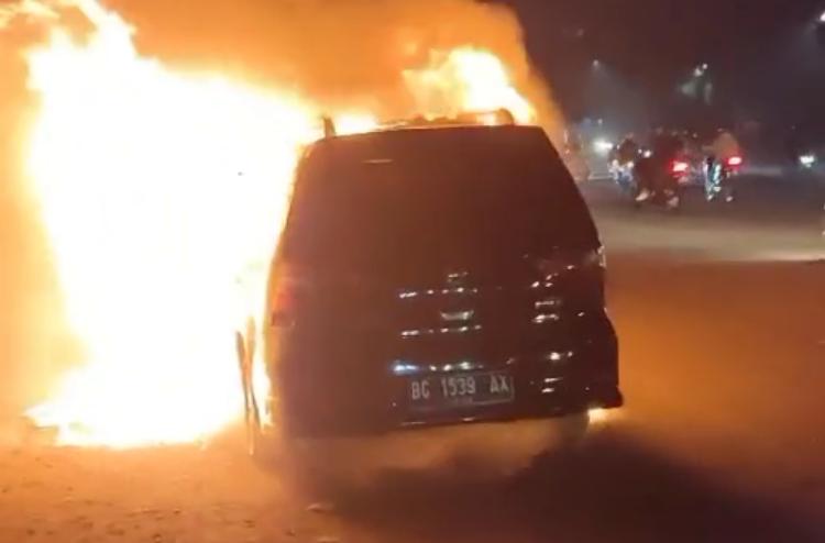 Melintas di Jalan Kolonel Barlian Nissan Grand Livina Terbakar, Pemilik Sempat Lihat Percikan Api di Kap Mesin