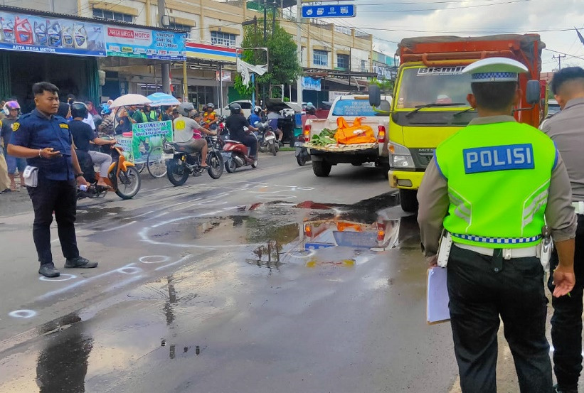 Motor CBR Hilang Kendali di Jalan Lintas Baturaja, Pengantin Baru Tewas Terlindas Dumptruk