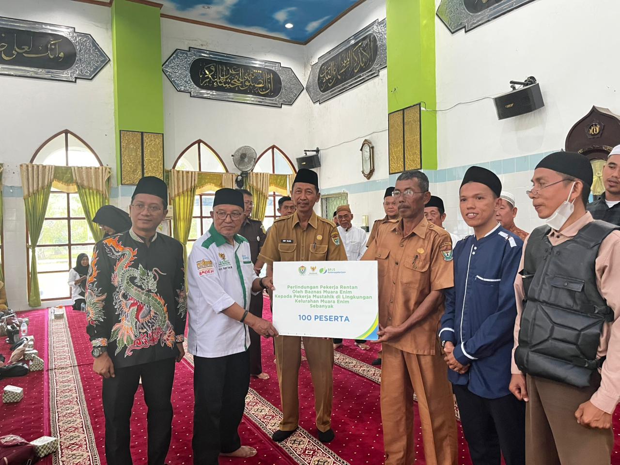 Pertama di Sumsel, Baznas Muara Enim Berikan Jaminan Sosial 100 Pekerja Rentan 