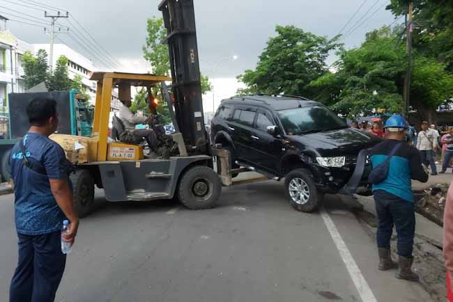 Forklift Didatangkan, Pajero Hitam yang Tewaskan Pedagang Gorengan di Palembang Dievakuasi 