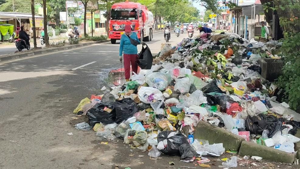  Tumpukan Sampah di Jl KH Wahid Hasim Meluber ke Jalan Raya