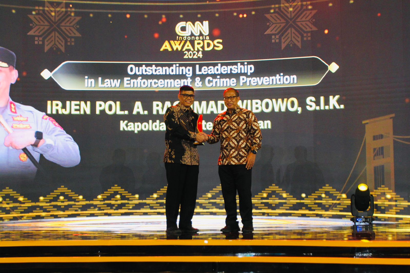 Mencetak Sejumlah Prestasi Gemilang, Kapolda Sumsel Sabet Penghargaan Bergengsi di Ajang CNN Award 2024