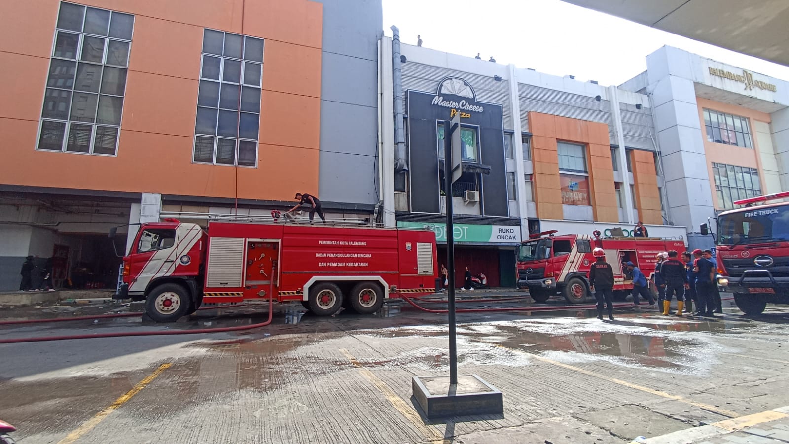 Petugas Damkar Masih Berjibaku Padamkan Api Dalam Gedung PS Mall Palembang