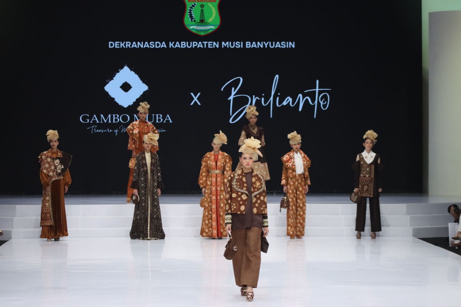 Gambo Muba Kembali Memukau di Indonesian Fashion Week 2024