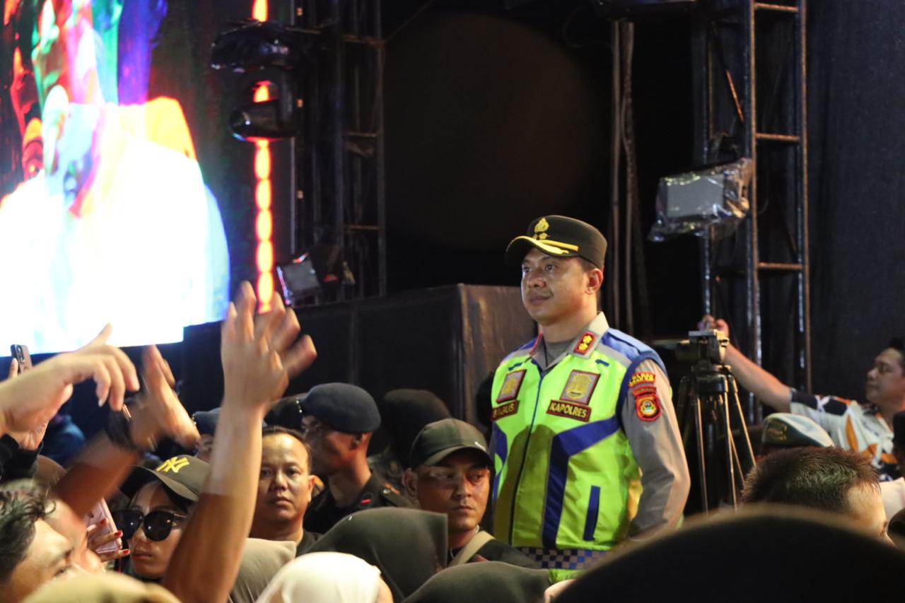Polres Ogan Ilir & Unsur Pengamanan Terpadu Sukses Amankan Konser Grup Band Tipe-X di KPT Tanjung Senai