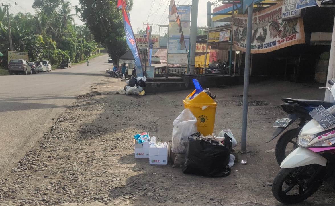 Truk Sampah Alami Kerusakan, Sampah Menumpuk