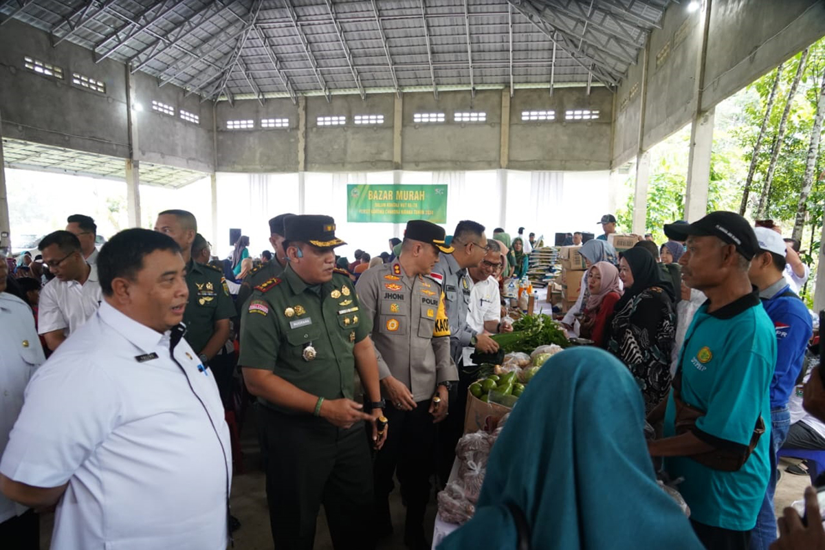Meriahkan HUT KCK ke-78, Kodim 0404 Muara Enim Gelar Operasi Pasar Murah di Desa Pinang Belarik
