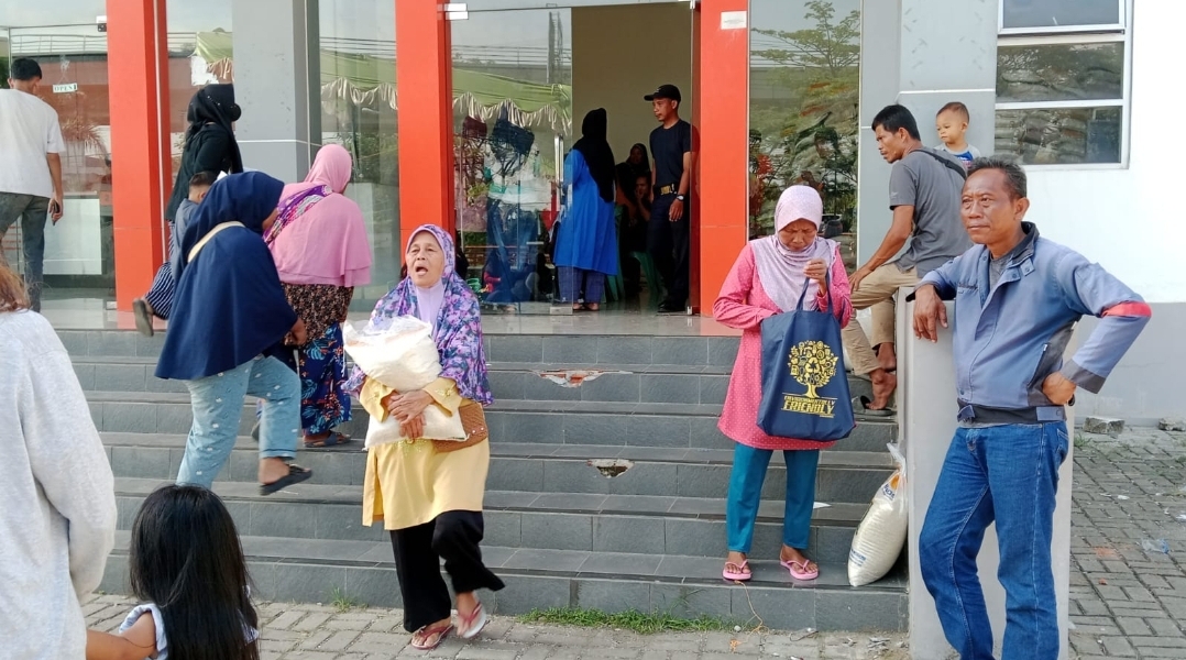 HOREE, Emak pun Gembira Pulang Bawa Bansos Mei 2023 berupa 10Kg Beras di Kantor Pos Kebun Bunga Palembang