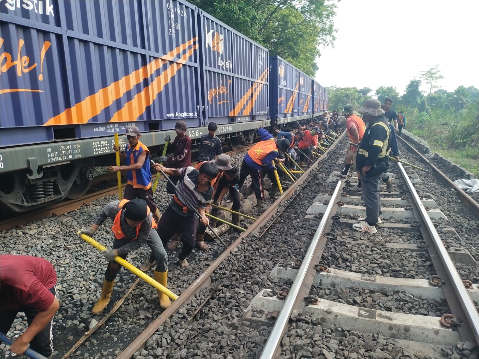 Tingkatkan Keselamatan Perjalanan, KAI Divre III Palembang Ganti Rel 54 Menjadi Rel 60 di Petak Stasiun