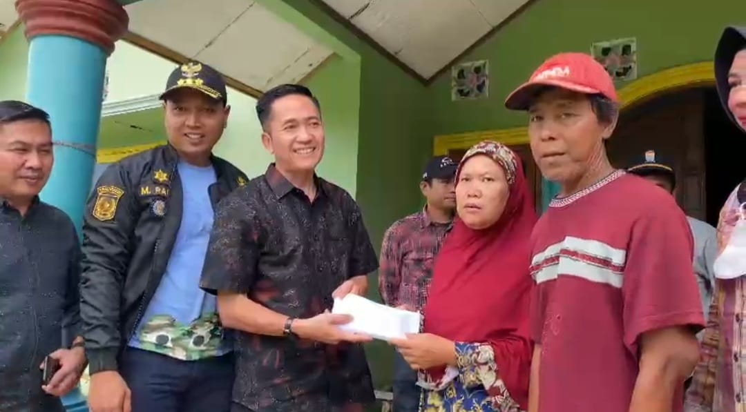 Spontan, Ratu Dewa Bersama ASN Bersepeda Bantu Warga yang Rumahnya Ambruk