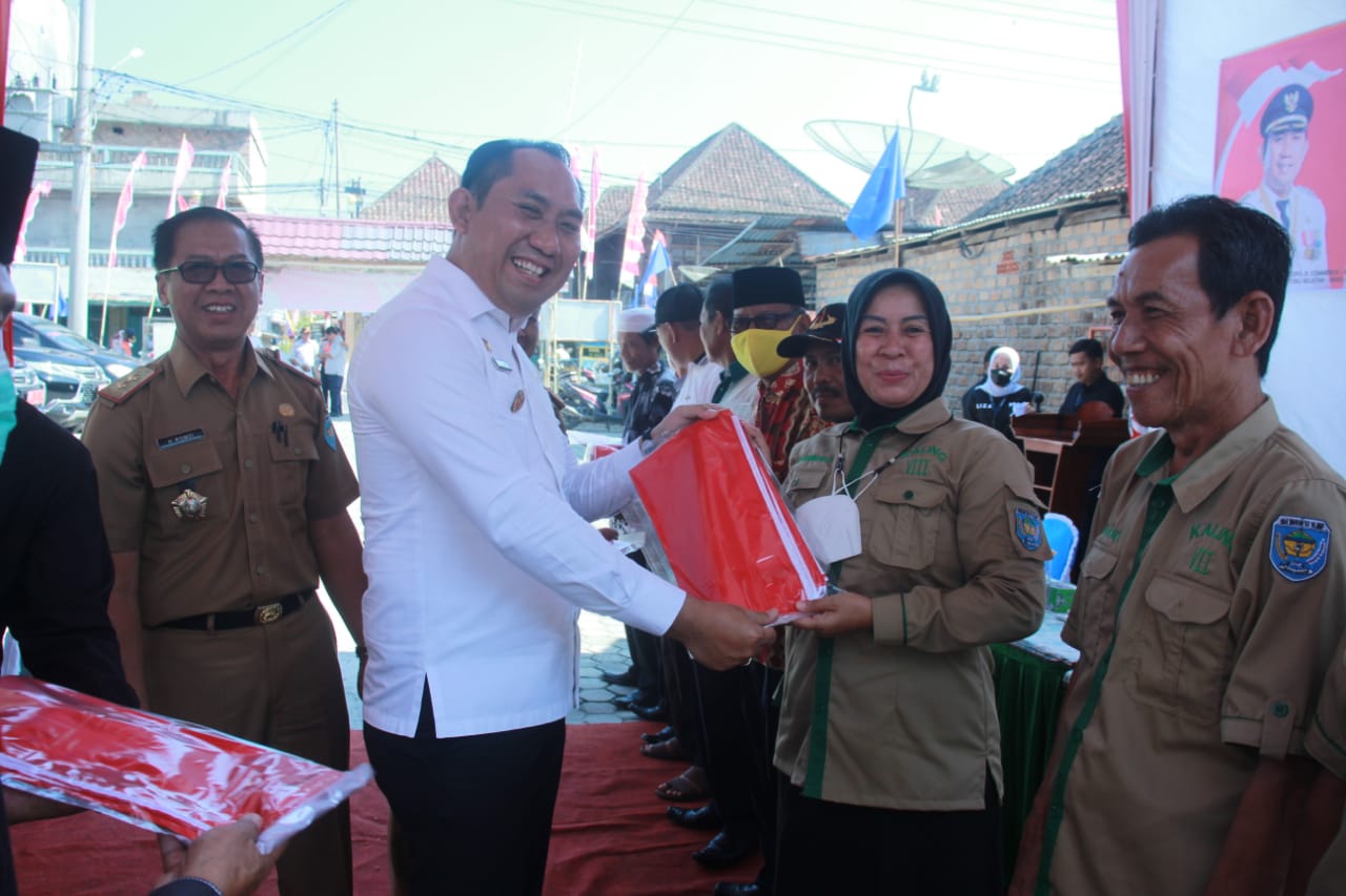 Simbolis Popo Ali Bagikan 10 Juta Bendera Merah Putih