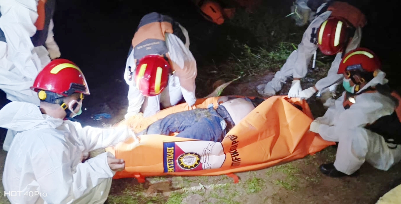 Jasad Pria Ditemukan Mengapung di Aliran Sungai, Personel Polres Ogan Ilir & BNPB Bersama Lakukan Evakuasi