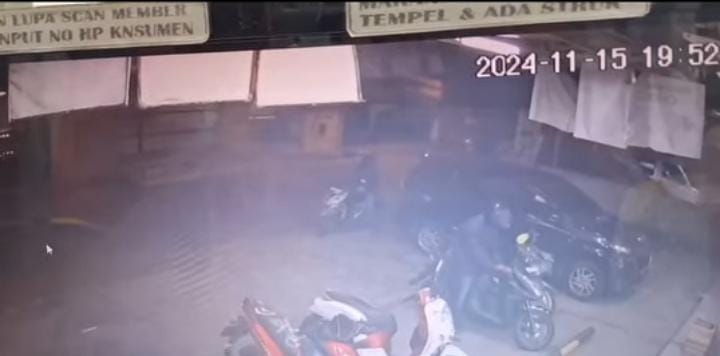 Parkir 5 Menit Belanja di Minimarket Bawa Anak, Motor IRT Raib Dicuri 2 Pria