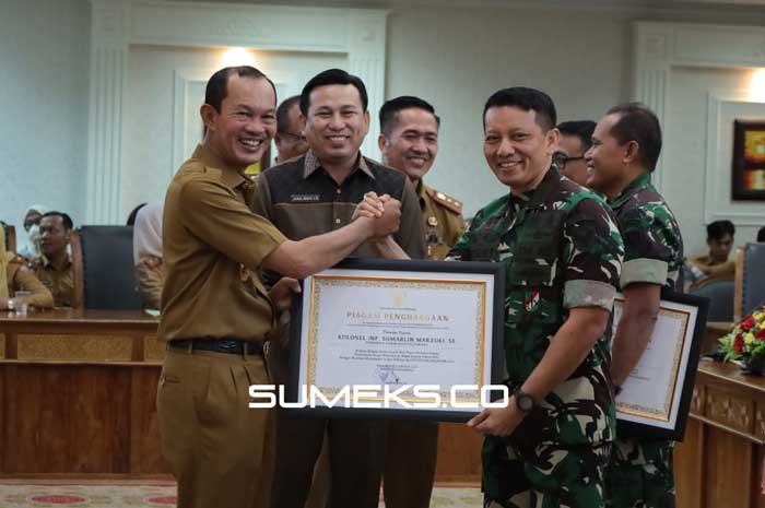 Wako Palembang Beri Penghargaan Dandim 0418 Palembang