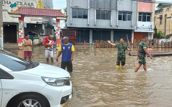 TNI Kodim 0418 Palembang Ikut Membantu Masyarakat yang Terhalang Banjir 