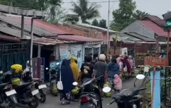 Warga Palembang Rela Antre Tukar Tabung Gas Elpiji 3 Kg, Batasi Jual Satuan, Kayu Bakar Jadi Solusi!