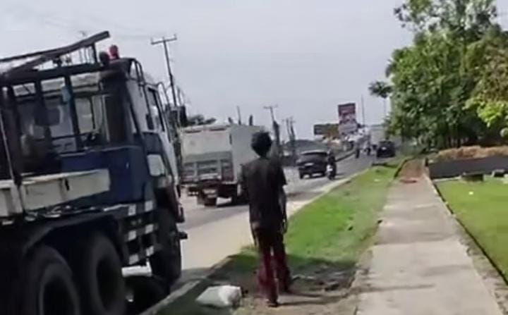 Lakalantas Libatkan Truk Angkut Paku Bumi Parkir di Bahu Jalan, Akses Menuju Musi 2 Palembang Tersendat 