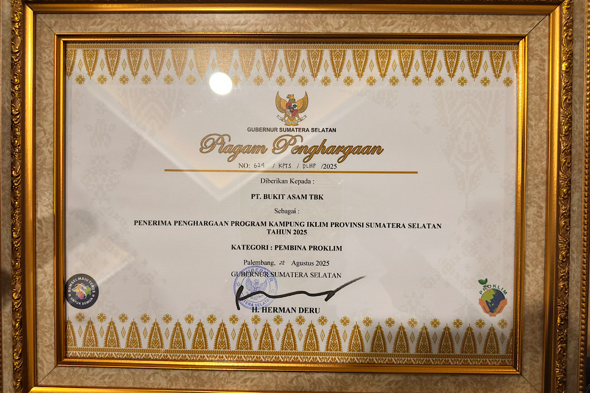 Dukung Aksi Iklim Berkelanjutan, PTBA Raih Penghargaan Pembina Desa Proklim 2025