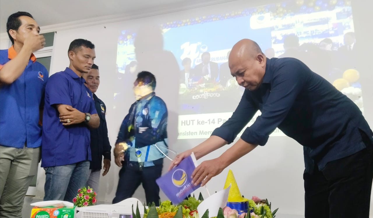 Meriahkan HUT ke-14, DPD Partai Nasdem Ogan Ilir Gelar Bakti Sosial dan Pemotongan Tumpeng