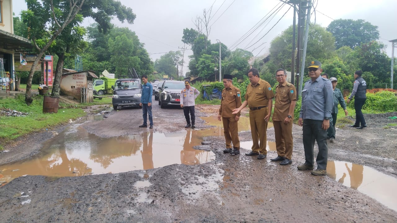 Tinjau Jalan Provinsi yang Rusak, Wabup Ogan Ilir Isyaratkan Bakal Perbaiki Gunakan Anggaran Pemkab, Jika... 