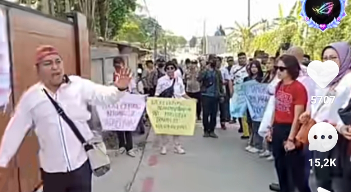 Buntut Hina Presiden Jokowi, Rumah Rocky Gerung Digeruduk Massa, Dilempar Batu Sambil Teriak Takbir