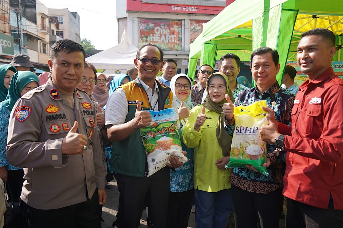 Masyarakat Serbu GPM dan OPM di Terminal Pasar Mambo II Kecamatan  Muara Enim